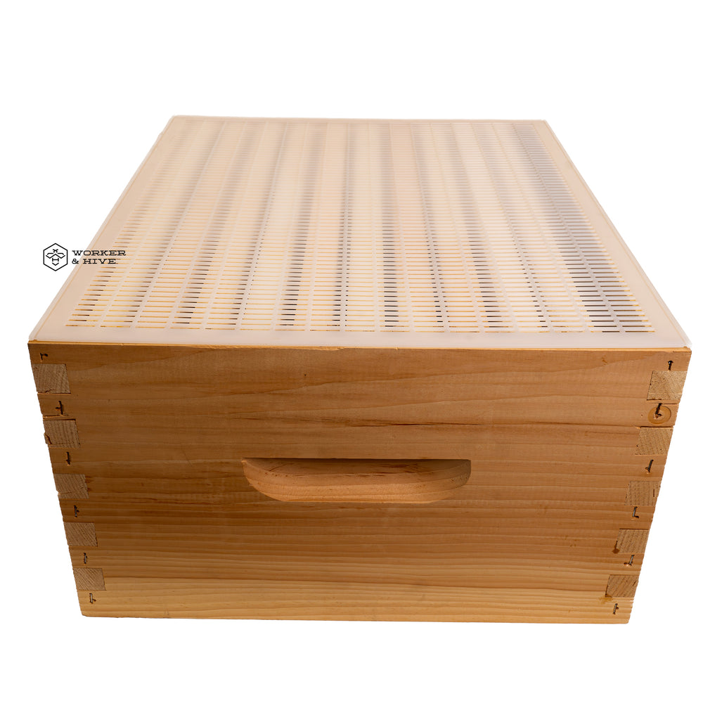 70 Pcs. Plastic QUEEN EXCLUDER 6 frame cm. 49,2 x 27,0 - Wood Hive and accessories per beekeeping – Quarti Italy Srl 70 Pcs. Plastic QUEEN EXCLUDER 6 frame cm. 49,2 x 27,0 - Wood Hive and accessories per beekeeping – Quarti Italy Srl