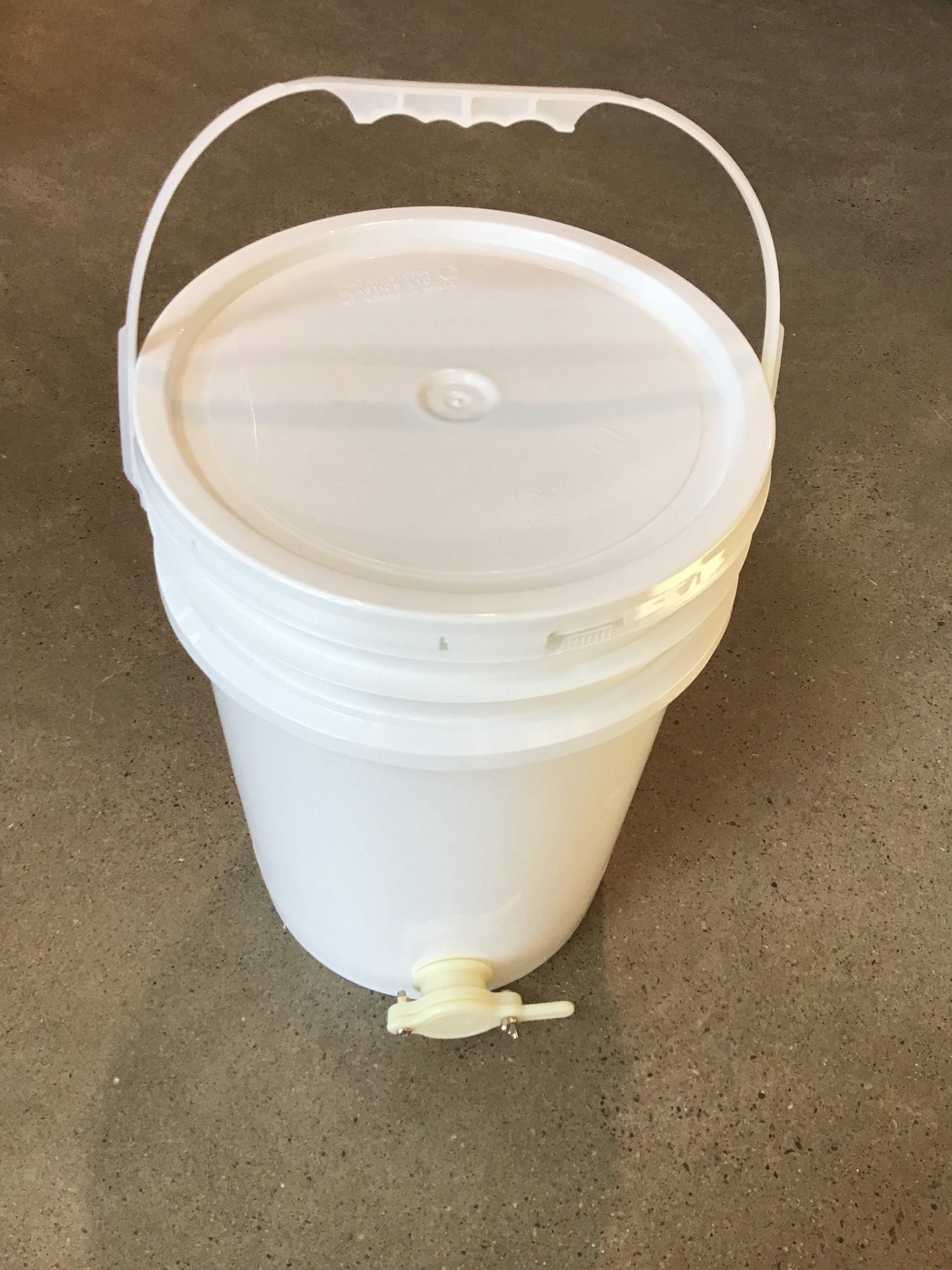 GloryBee, Plastic Pail with Honey Gate 6 Gallon